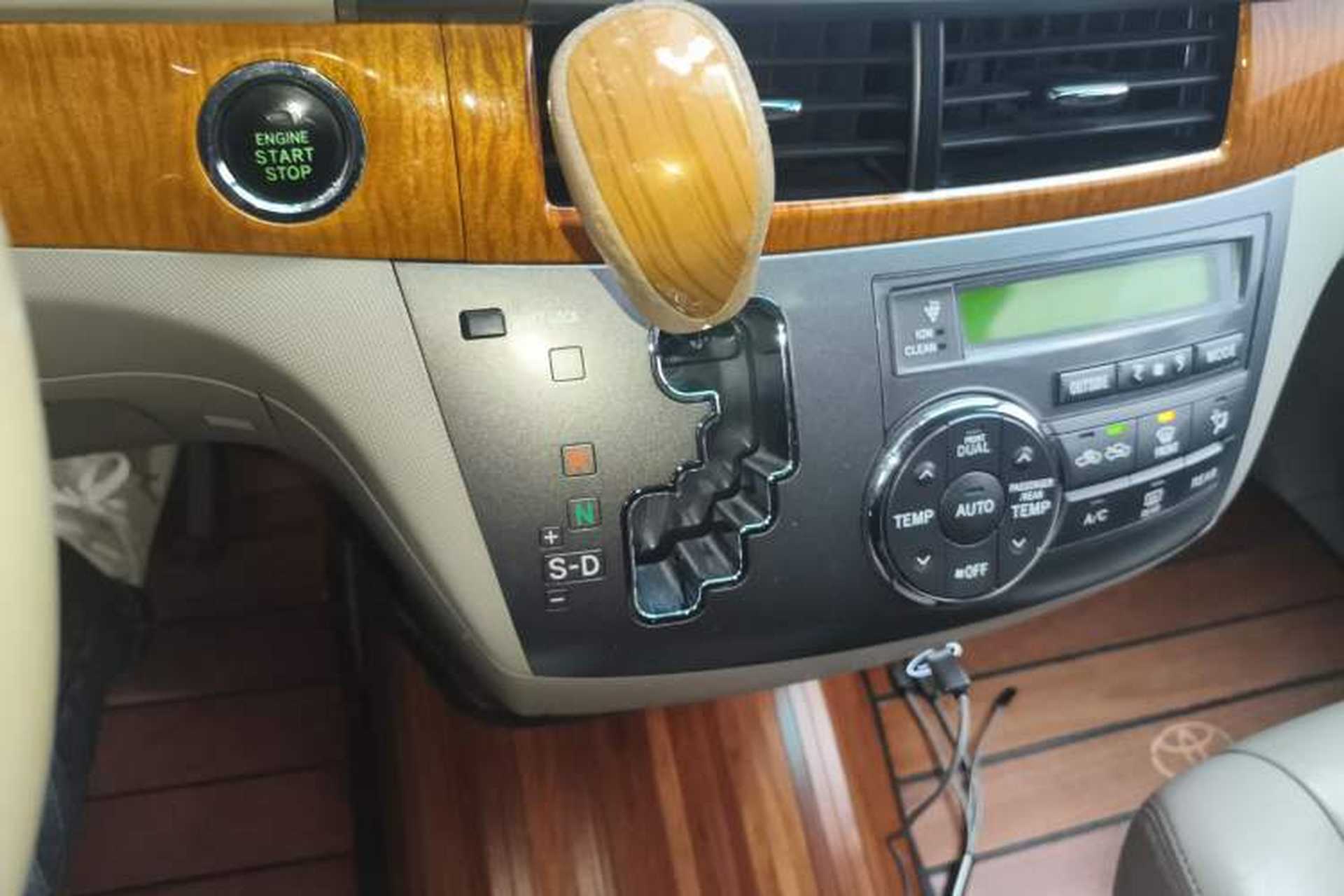 Used Toyota Previa 2012 2.4L 7-Seater Standard Edition Gear Lever