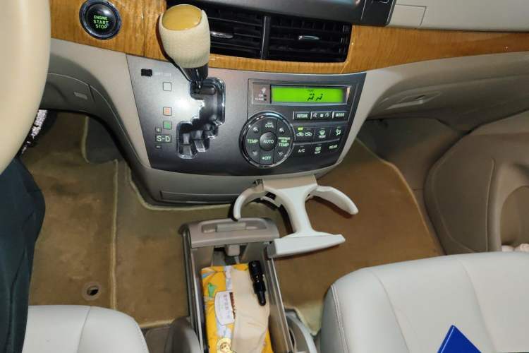 Used Toyota Previa 2012 2.4L 7-Seater Luxury Edition Gear Lever