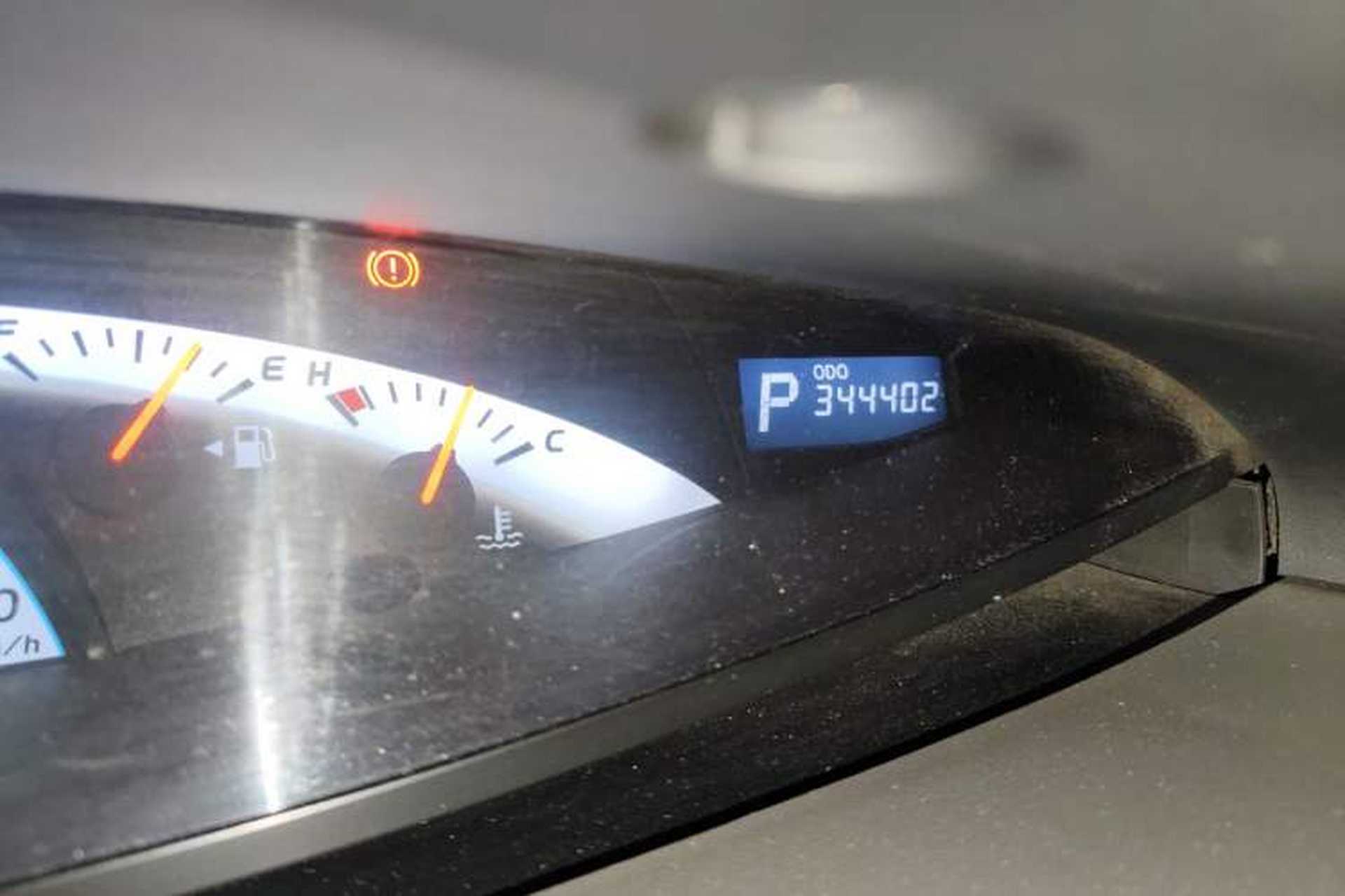 Used Toyota Previa 2012 2.4L 7-Seater Standard Edition Odometer Close Up