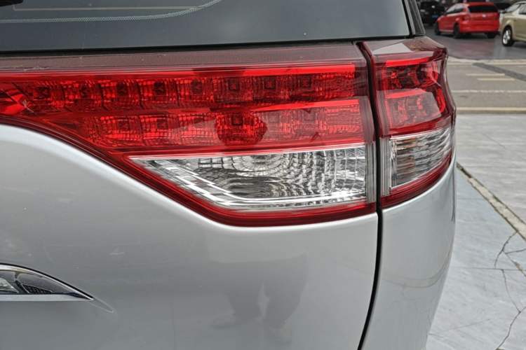 Used Toyota Previa 2012 2.4L 7-Seater Luxury Edition Right Rear Taillight