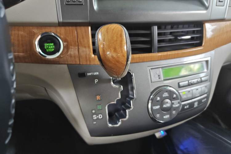 Used Toyota Previa 2012 2.4L 7-Seater Standard Edition Gear Lever
