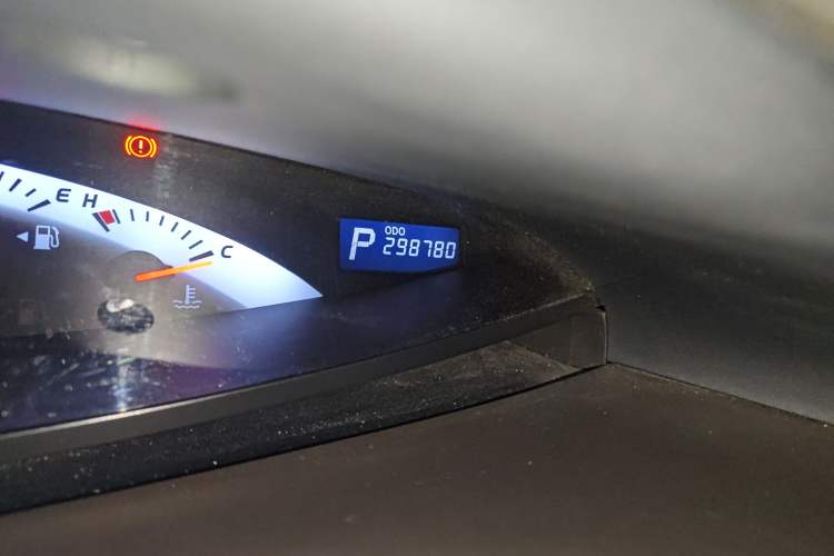 Used Toyota Previa 2012 2.4L 7-Seater Luxury Edition Odometer Close Up