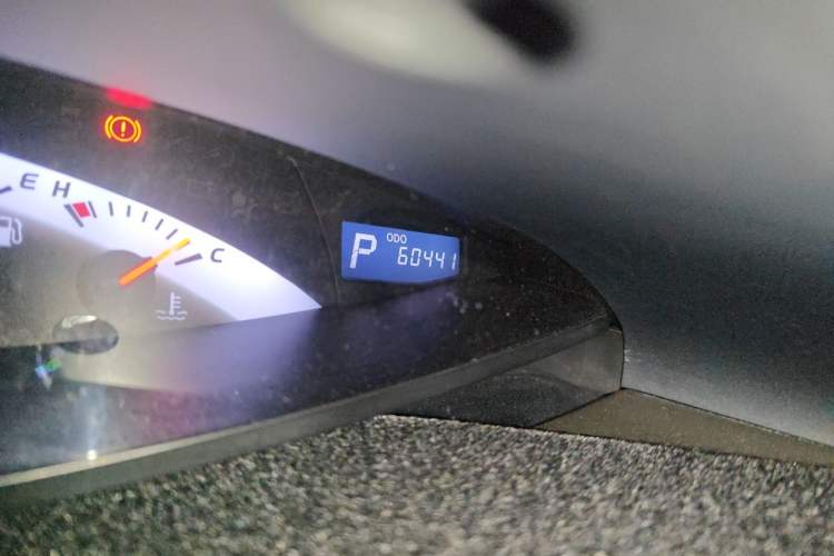 Used Toyota Previa 2012 2.4L 7-Seater Standard Edition Odometer Close Up