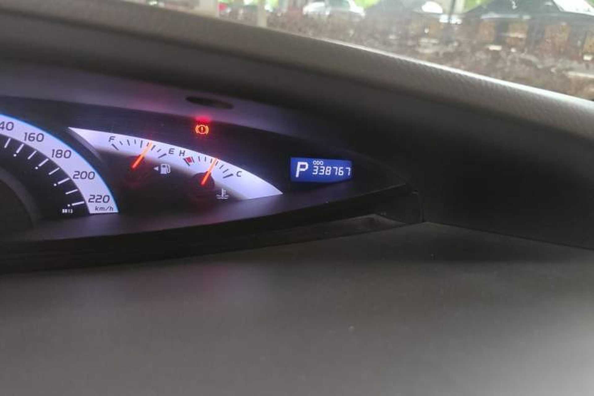 Used Toyota Previa 2012 2.4L 7-Seater Standard Edition Odometer Close Up