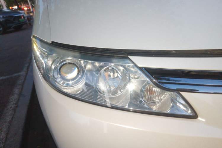 Used Toyota Previa  Right Front Headlight