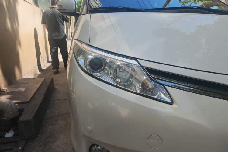 Used Toyota Previa  Right Front Headlight