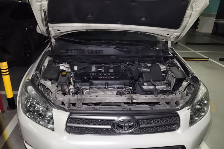 Used Toyota RAV4 2006 2.4 Luxury Model Engine Bay