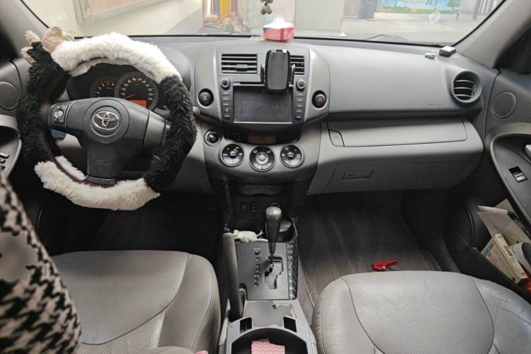 Used Toyota RAV4 2009 2.4L Automatic Luxury Edition Center Console