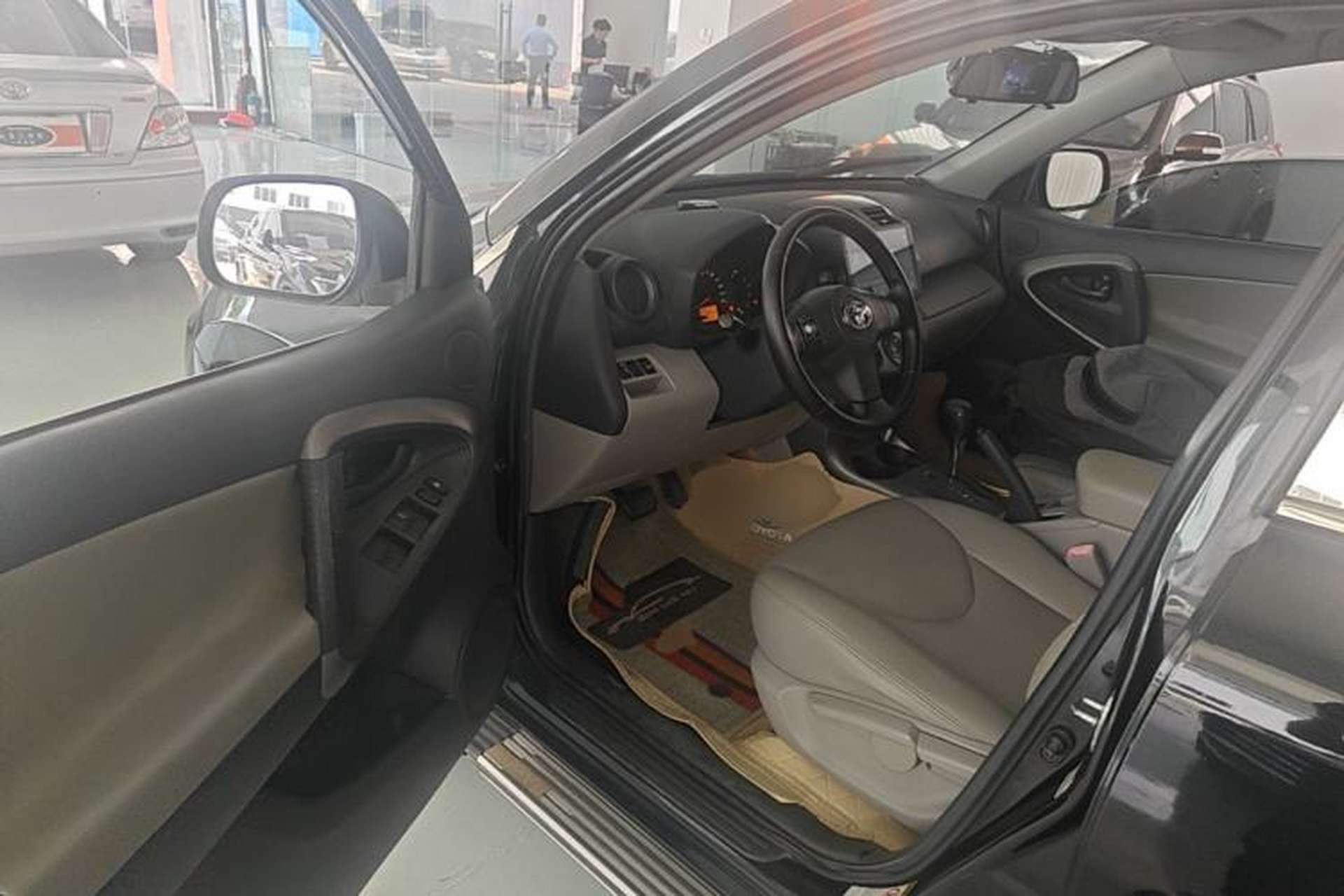Used Toyota RAV4 2009 2.0L Automatic Luxury Edition Driver Seat