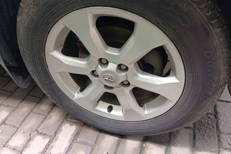 Used Toyota RAV4 2009 2.4L Automatic Luxury Navigation Edition Right Front Wheel Hub