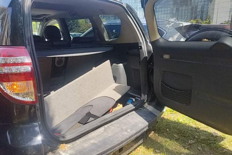 Used Toyota RAV4 2009 2.0L Automatic Luxury Edition Trunk