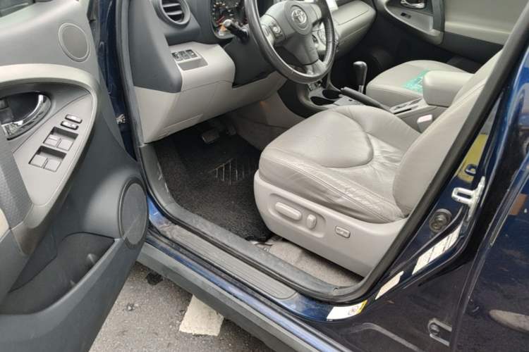 Used Toyota RAV4 2009 2.4L Automatic Luxury Edition Driver Seat