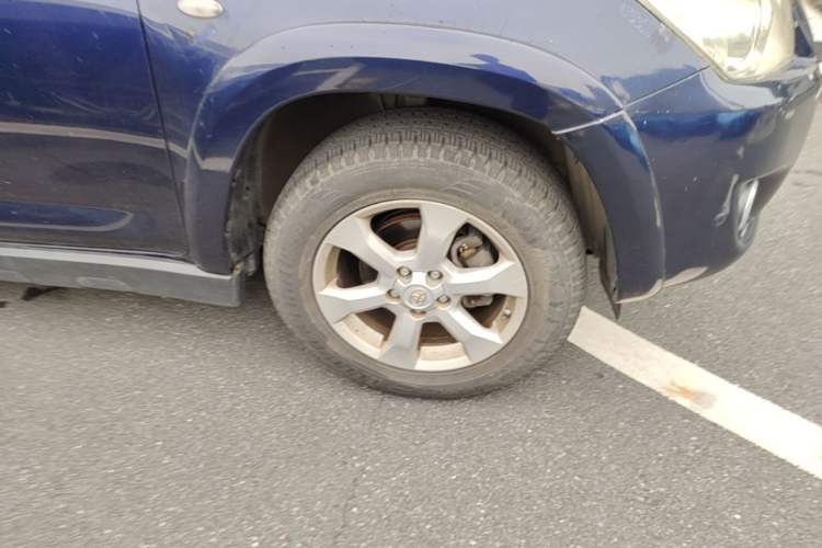Used Toyota RAV4 2009 2.4L Automatic Luxury Edition Right Front Wheel Hub