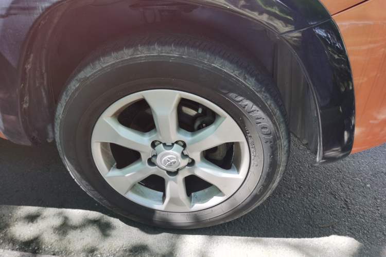 Used Toyota RAV4 2009 2.4L Automatic Luxury Edition Right Front Wheel Hub