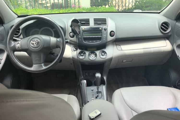 Used Toyota RAV4 2009 2.4L Automatic Luxury Edition Center Console