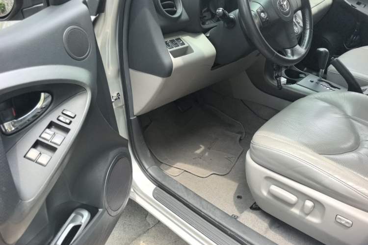 Used Toyota RAV4 2009 2.4L Automatic Luxury Edition Driver Seat
