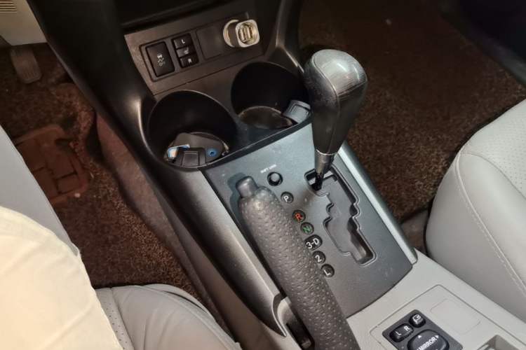Used Toyota RAV4 2009 2.4L Automatic Luxury Edition Gear Lever
