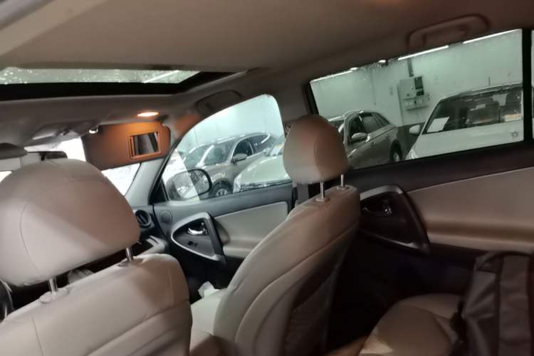 Used Toyota RAV4 2009 2.4L Automatic Luxury Edition Headliner
