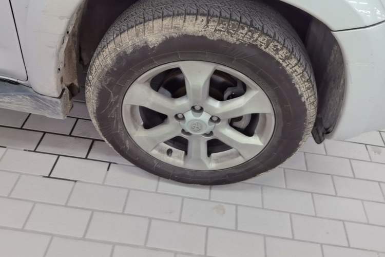 Used Toyota RAV4 2009 2.4L Automatic Luxury Edition Right Front Wheel Hub