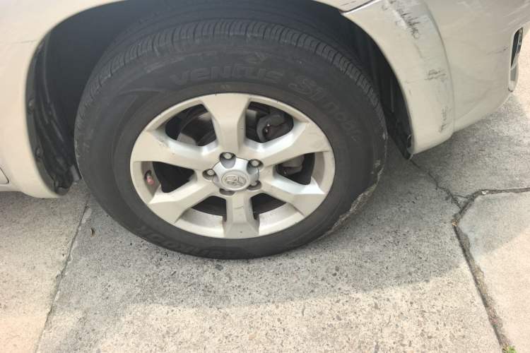 Used Toyota RAV4 2009 2.4L Automatic Luxury Edition Right Front Wheel Hub
