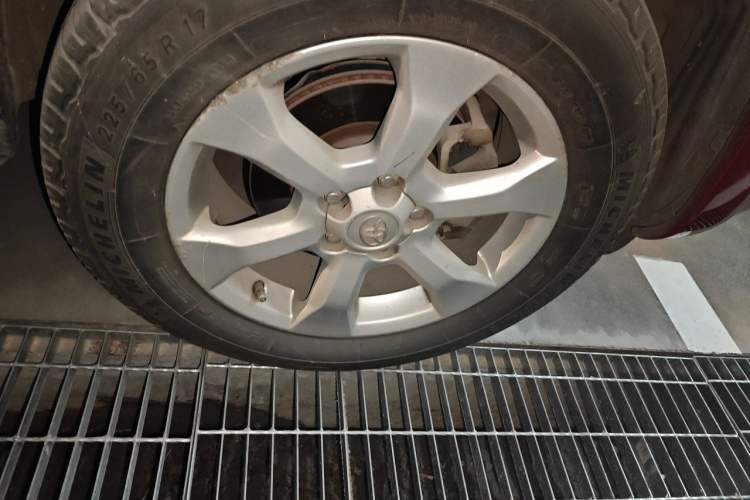 Used Toyota RAV4 2009 2.4L Automatic Luxury Edition Right Front Wheel Hub