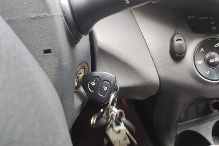 Used Toyota RAV4 2009 2.0L Automatic Luxury Edition Vehicle Key