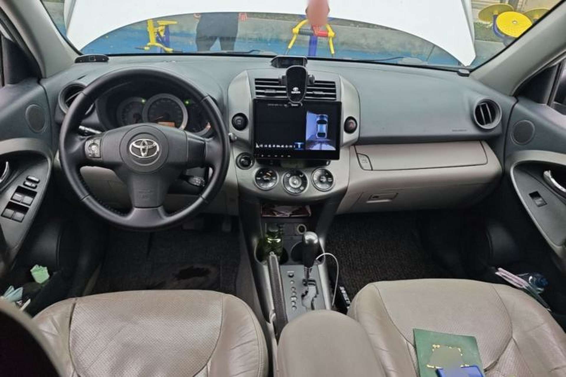 Used Toyota RAV4 2009 2.4L Automatic Luxury Edition Center Console