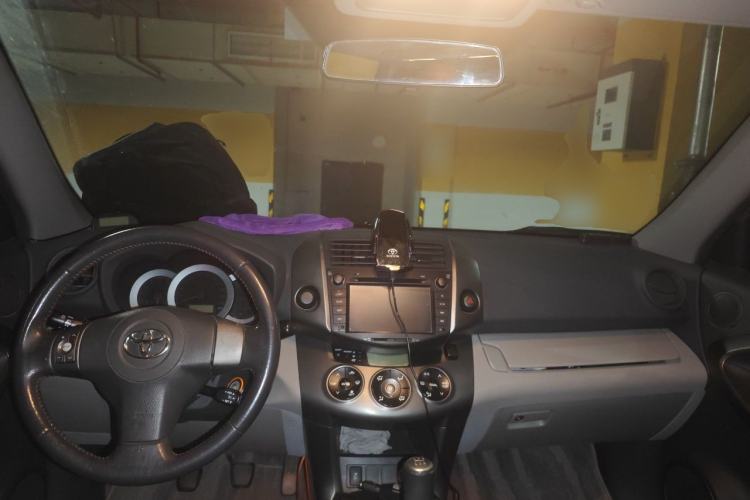 Used Toyota RAV4 2009 2.0L Manual Luxury Edition Center Console