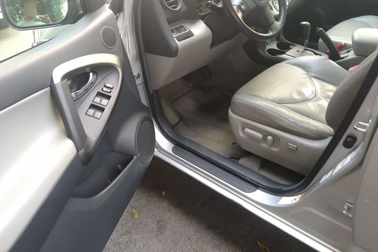 Used Toyota RAV4 2009 2.4L Automatic Luxury Edition Driver Seat