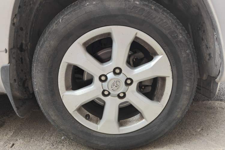 Used Toyota RAV4 2009 2.4L Automatic Luxury Navigation Edition Right Front Wheel Hub