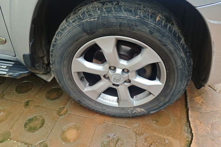 Used Toyota RAV4 2009 2.4L Automatic Luxury Edition Right Front Wheel Hub