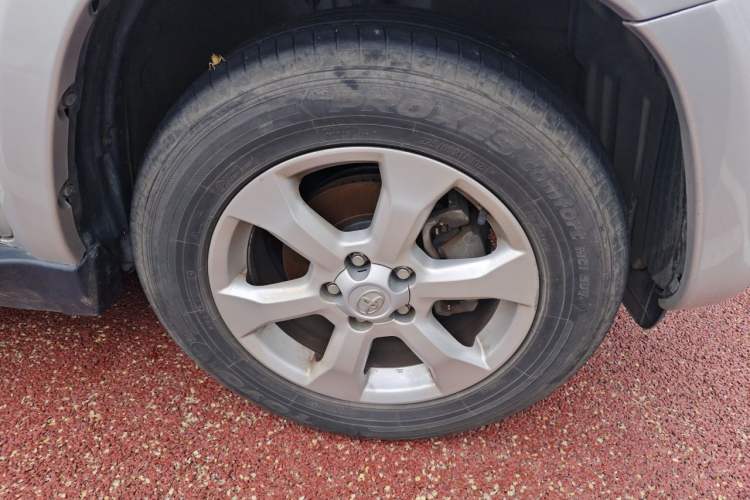 Used Toyota RAV4 2009 2.0L Automatic Luxury Navigation Edition Right Front Wheel Hub