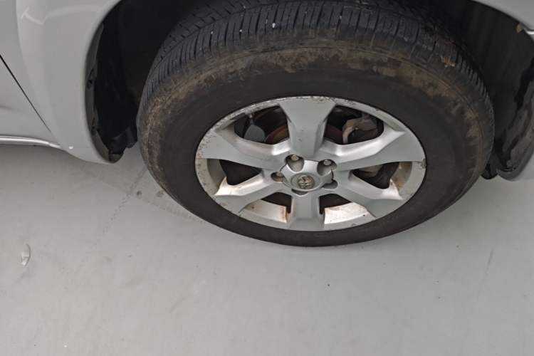 Used Toyota RAV4 2009 2.4L Automatic Luxury Edition Right Front Wheel Hub