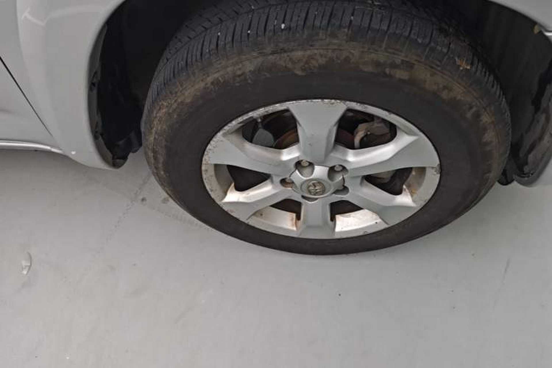 Used Toyota RAV4 2009 2.4L Automatic Luxury Edition Right Front Wheel Hub