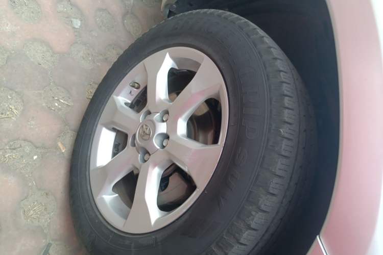 Used Toyota RAV4 2009 2.4L Automatic Luxury Edition Right Front Wheel Hub