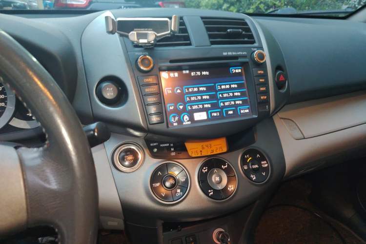 Used Toyota RAV4 2009 2.4L Automatic Luxury Edition Audio And AC Panel