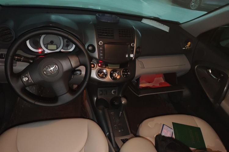 Used Toyota RAV4 2009 2.4L Automatic Luxury Edition Center Console