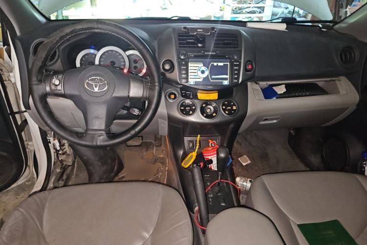 Used Toyota RAV4 2009 2.4L Automatic Luxury Edition Center Console