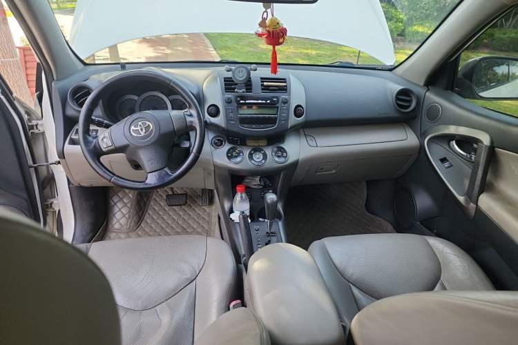 Used Toyota RAV4 2009 2.4L Automatic Luxury Edition Center Console
