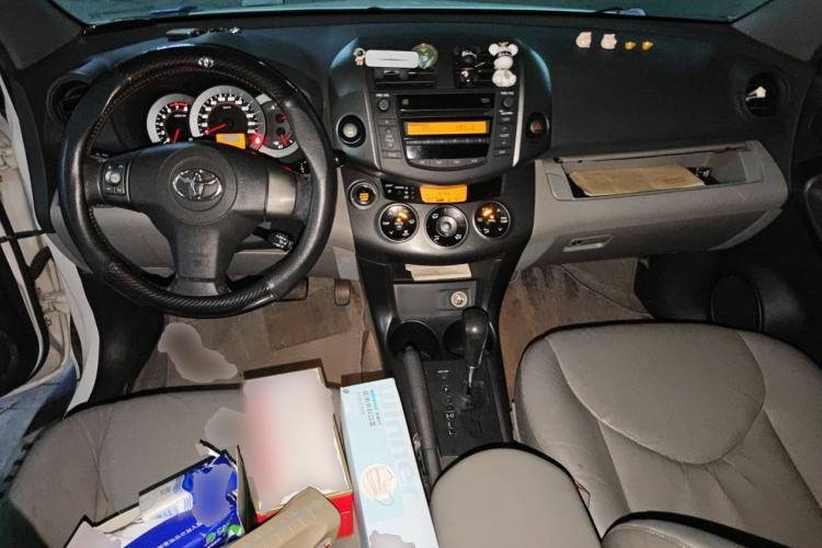 Used Toyota RAV4 2009 2.4L Automatic Luxury Edition Center Console