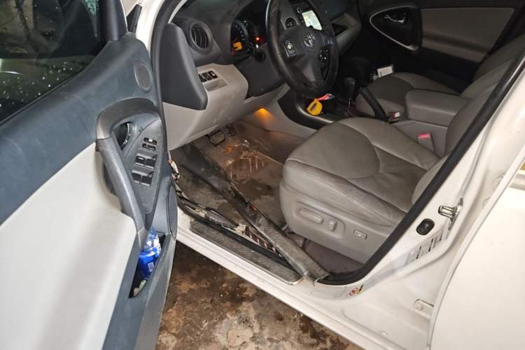 Used Toyota RAV4 2009 2.4L Automatic Luxury Edition Driver Seat