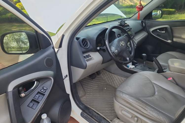 Used Toyota RAV4 2009 2.4L Automatic Luxury Edition Driver Seat