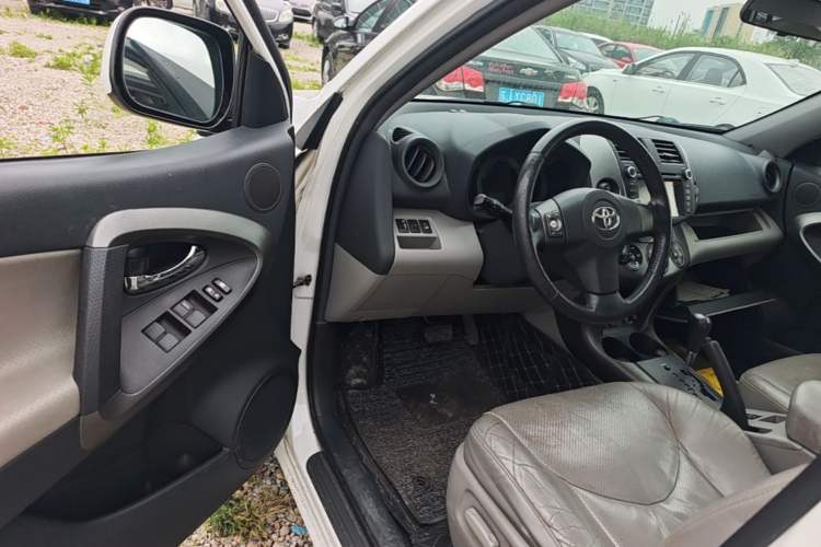Used Toyota RAV4 2009 2.4L Automatic Luxury Navigation Edition Driver Seat