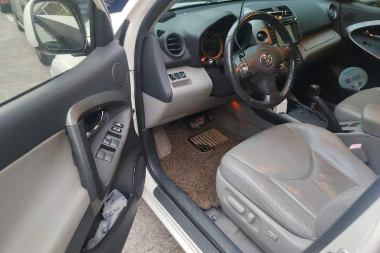 Used Toyota RAV4 2009 2.4L Automatic Luxury Edition Driver Seat
