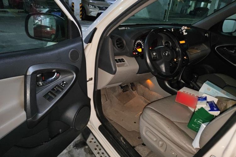 Used Toyota RAV4 2009 2.4L Automatic Luxury Edition Driver Seat