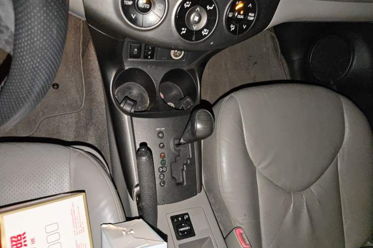 Used Toyota RAV4 2009 2.4L Automatic Luxury Edition Gear Lever