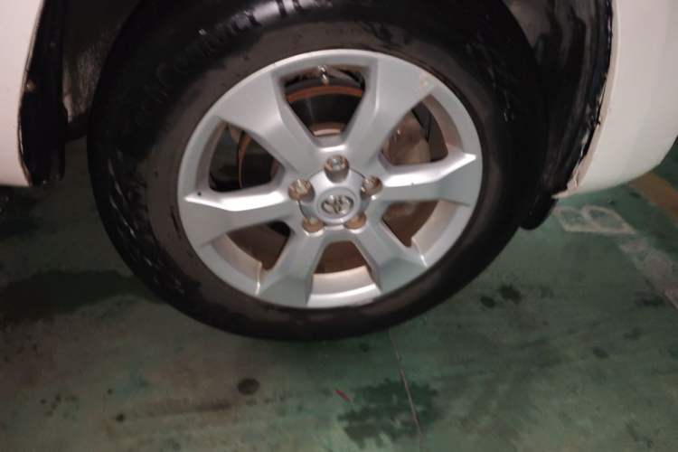 Used Toyota RAV4 2009 2.0L Automatic Luxury Edition Right Front Wheel Hub