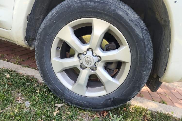 Used Toyota RAV4 2009 2.4L Automatic Luxury Edition Right Front Wheel Hub