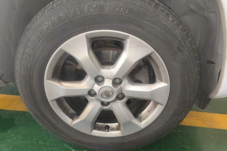 Used Toyota RAV4 2009 2.4L Automatic Luxury Edition Right Front Wheel Hub