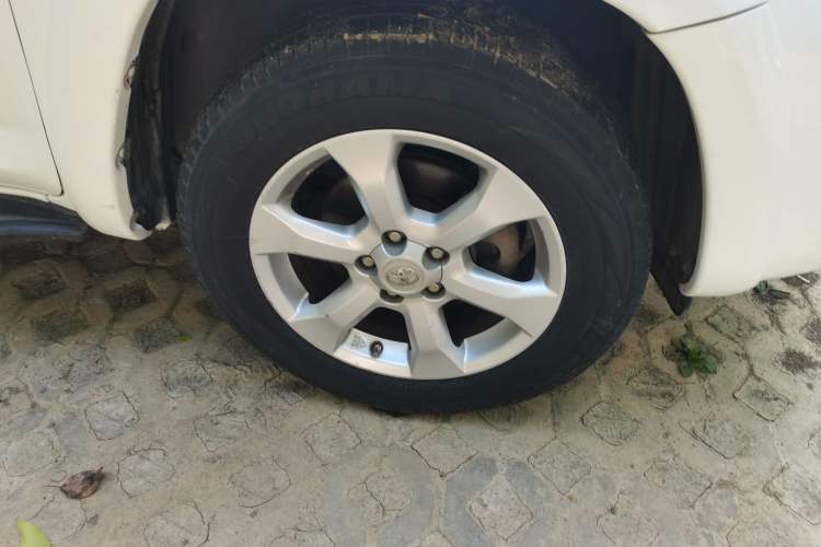 Used Toyota RAV4 2009 2.0L Automatic Luxury Edition Right Front Wheel Hub